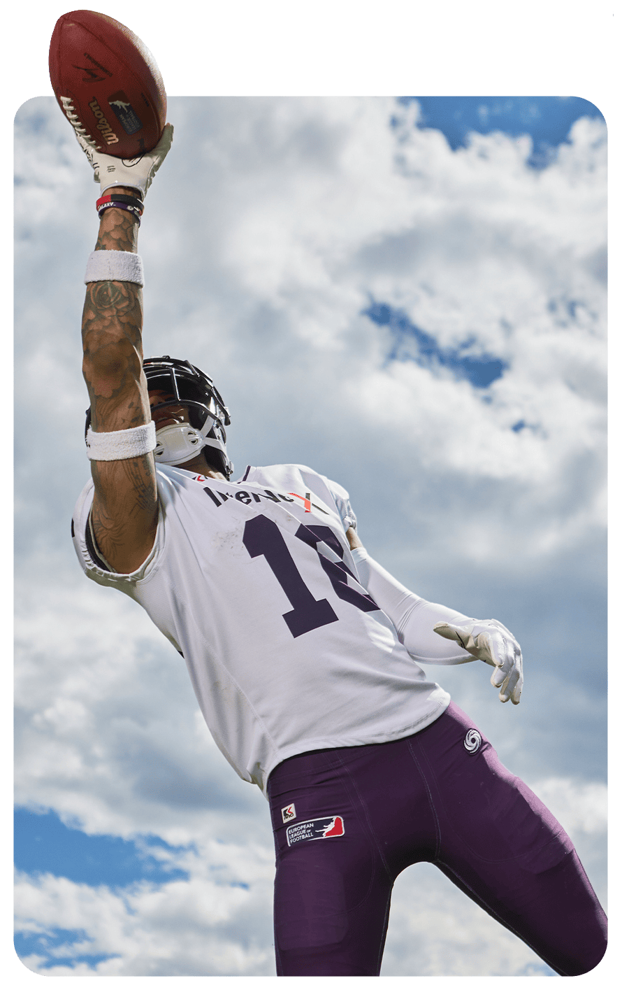 Spieler der Frankfurt Galxy fängt einen Football