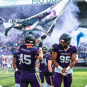 Spieler der Frankfurt Galaxy schwenken Fahne